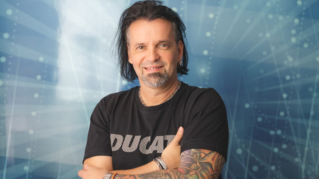 „Amikor a színpadon már hunyorognod kell, tudod, hogy baj van” – Fejes Tamás a lézeres szemműtétről