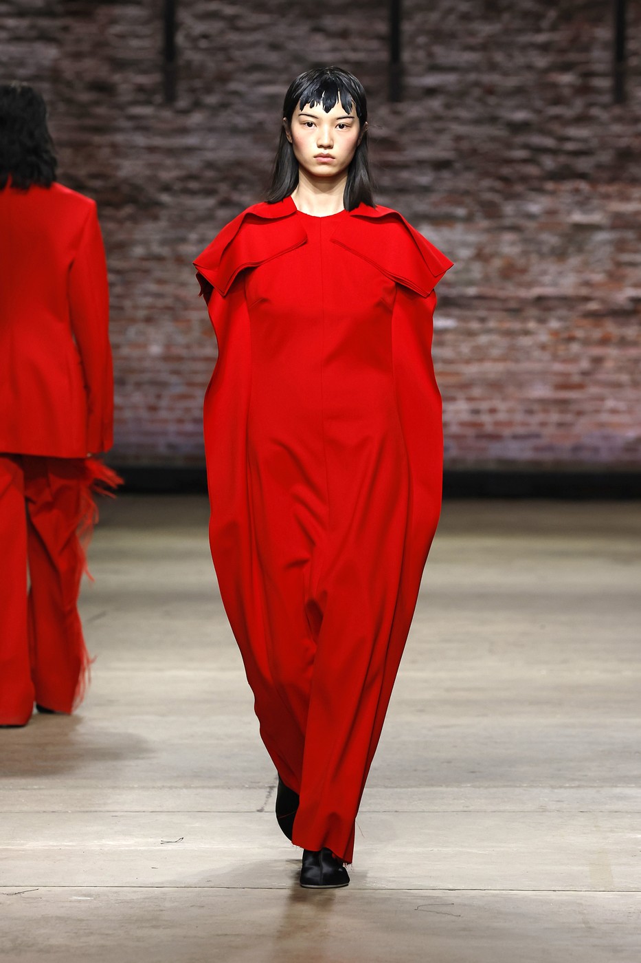 Modell a kifutón piros ruhában