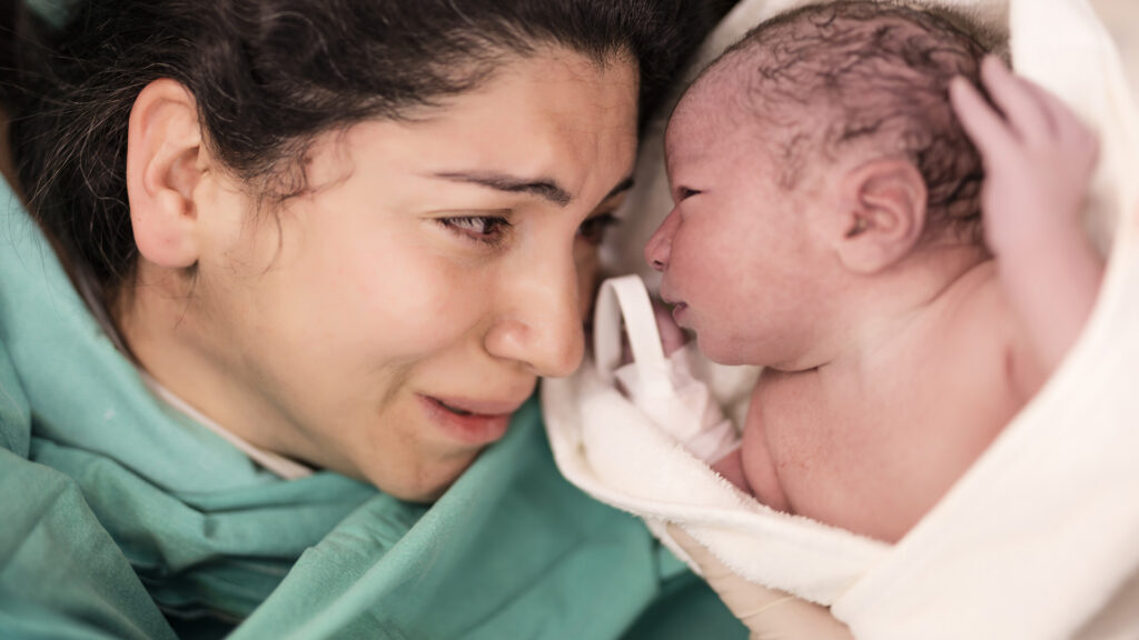 Újszülött baba anyjával
