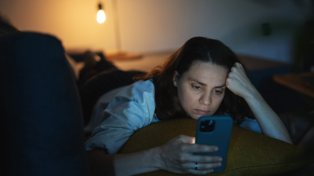 Telefonját nyomogatja egy nő