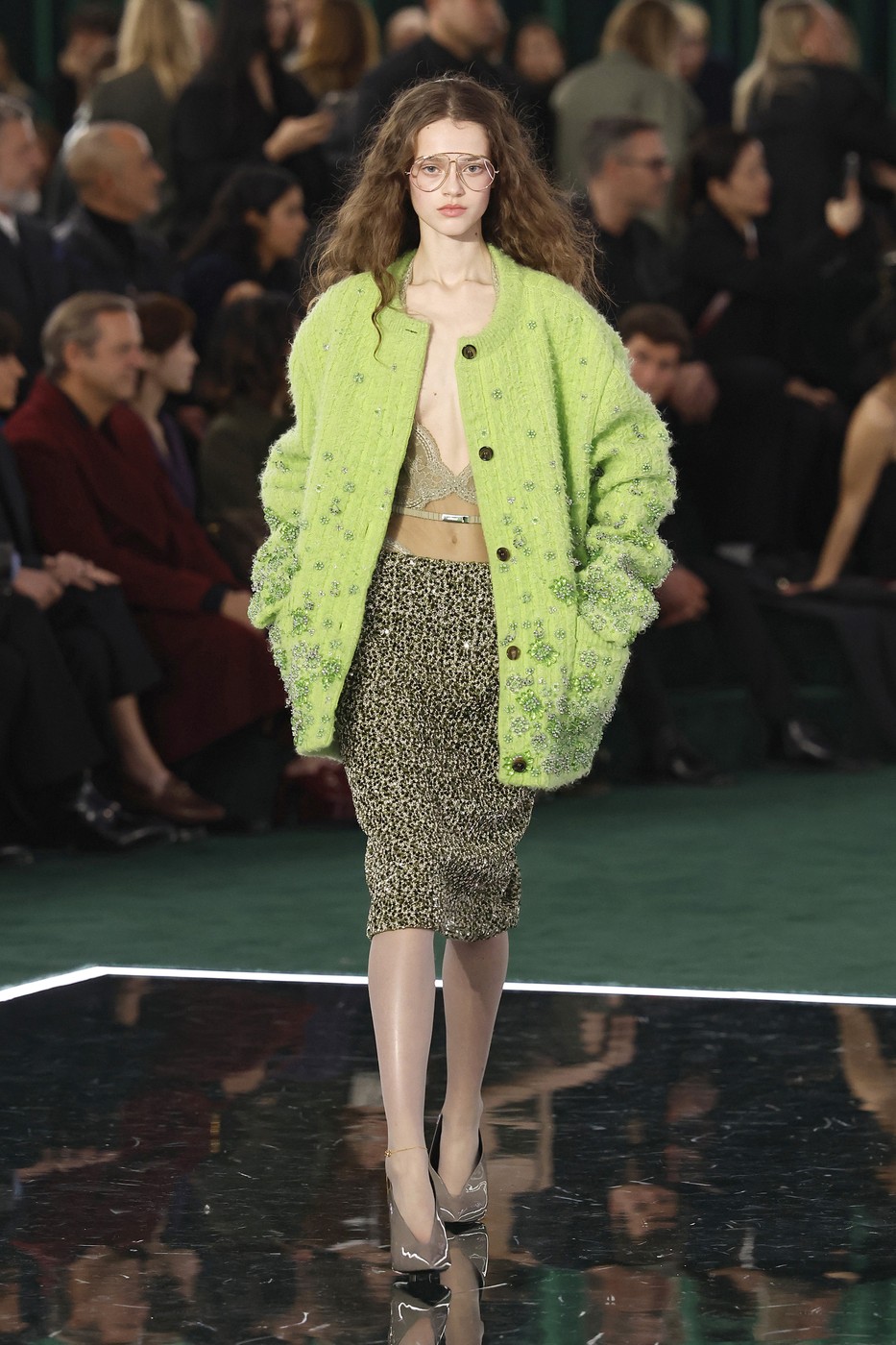 Modell a kifutón zöld ruhában