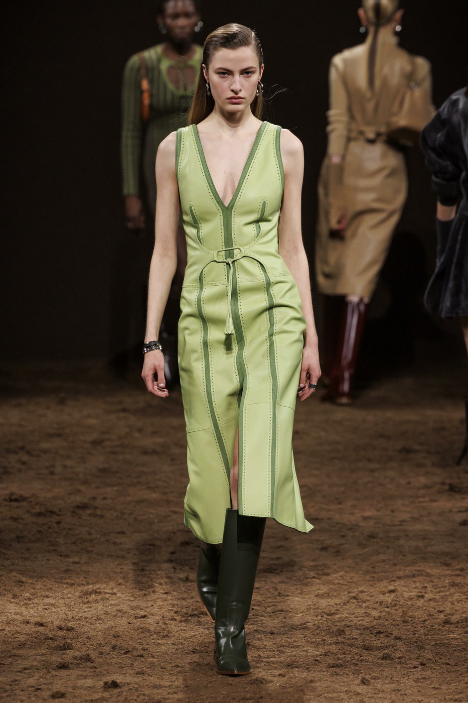 Modell a kifutón zöld ruhában