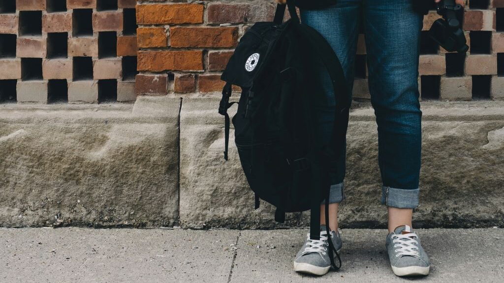 Egy diák táskával