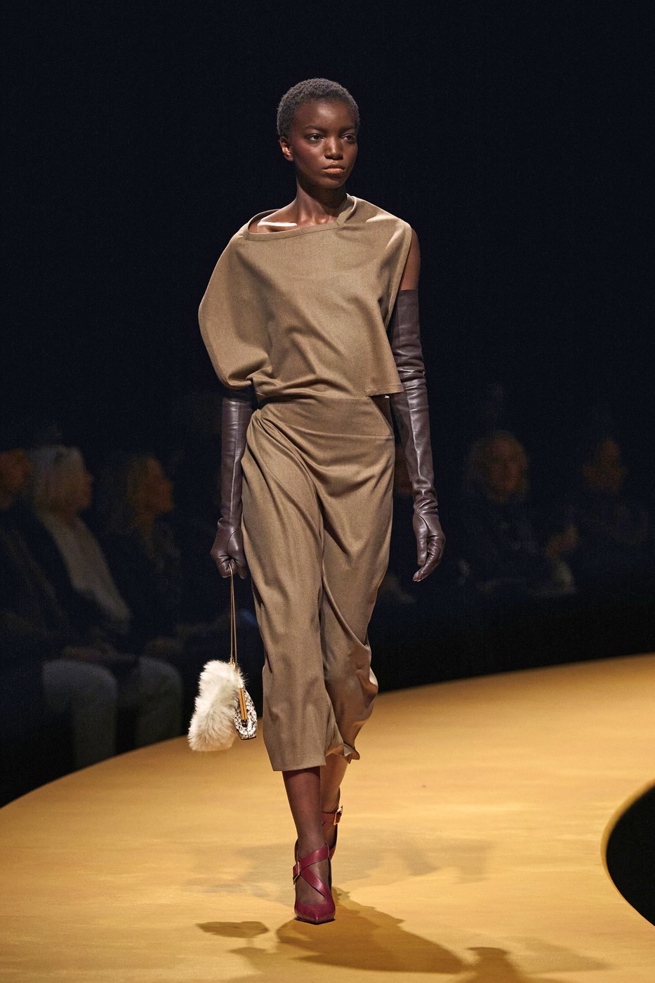 Modell a kifutón barna ruhában