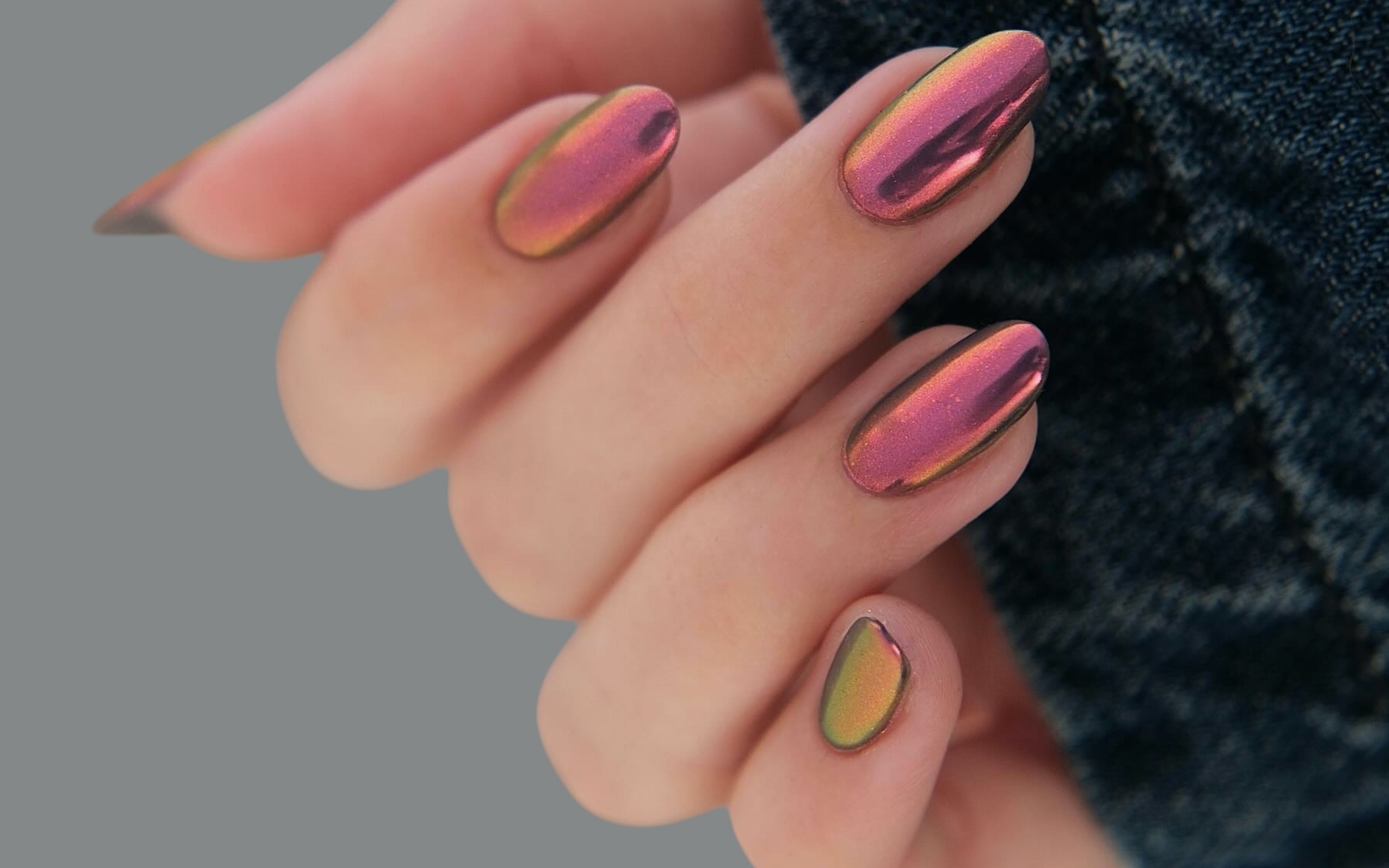 Nők kéz króm manikűrrel, közelről