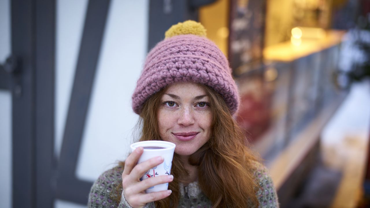 Lány kötött sapkában