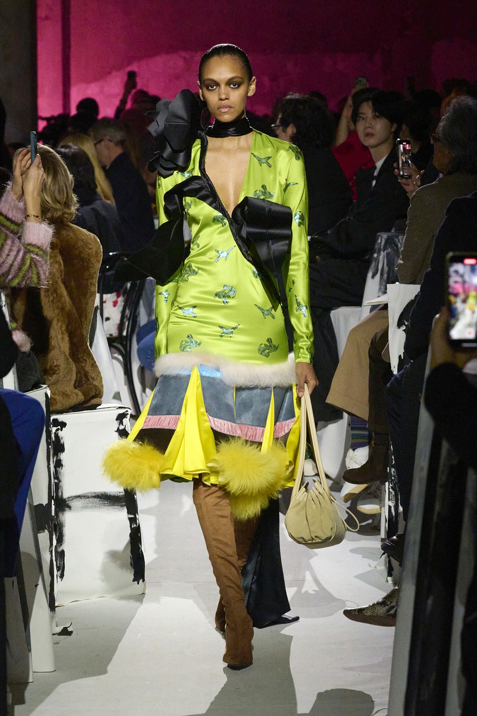 Modell a kifutón zöld ruhában