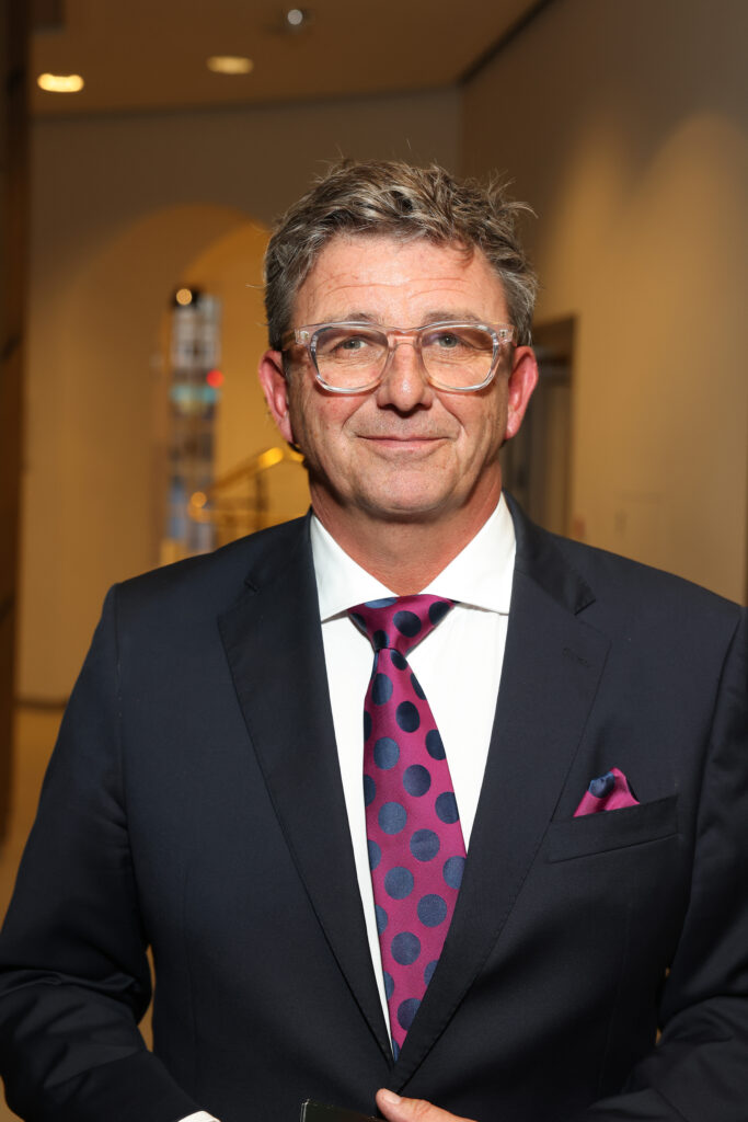 Közeli fotó Hans Siglről