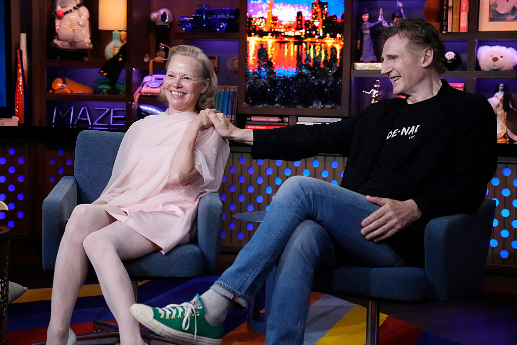 Pamela Anderson és Liam Neeson