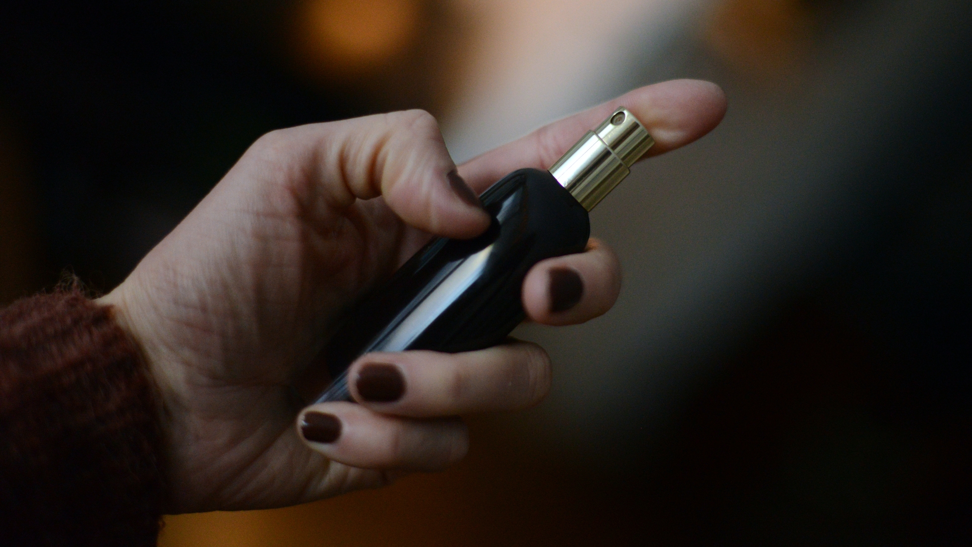 Parfüm női kézben