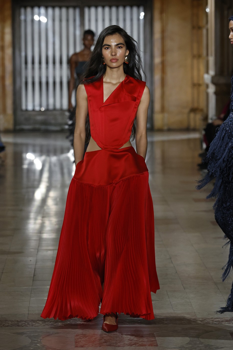 Modell a kifutón piros ruhában