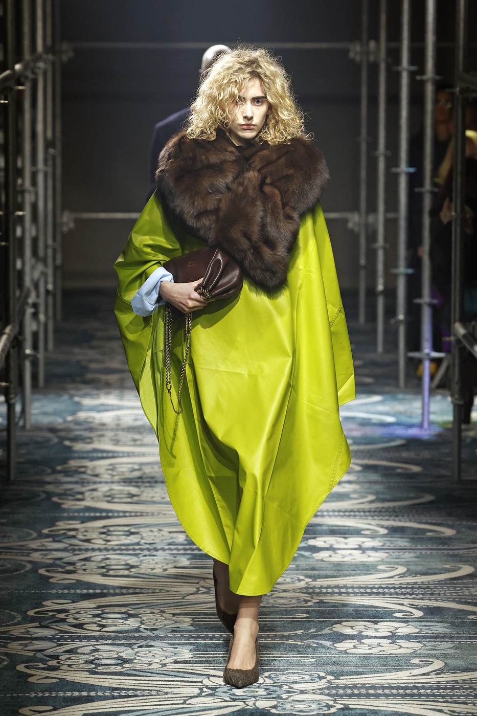 Modell a kifutón zöld ruhában