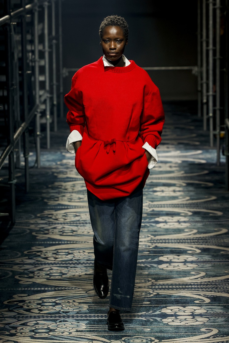 Modell a kifutón piros ruhában