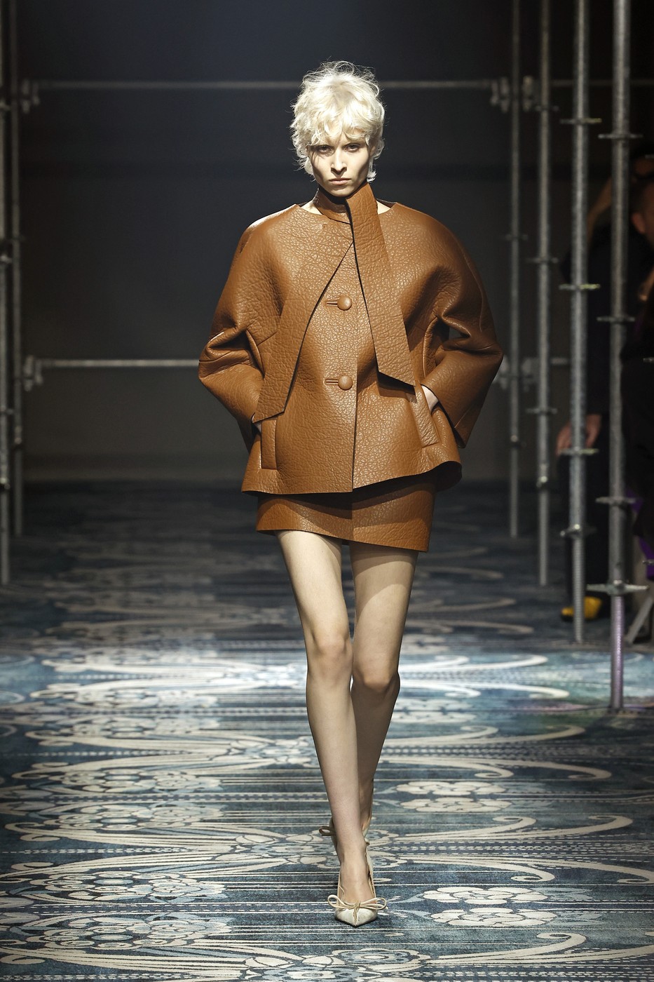 Modell a kifutón barna ruhában