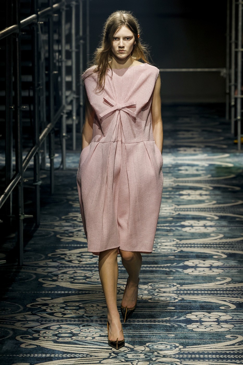 Modell a kifutón rózsaszín ruhában