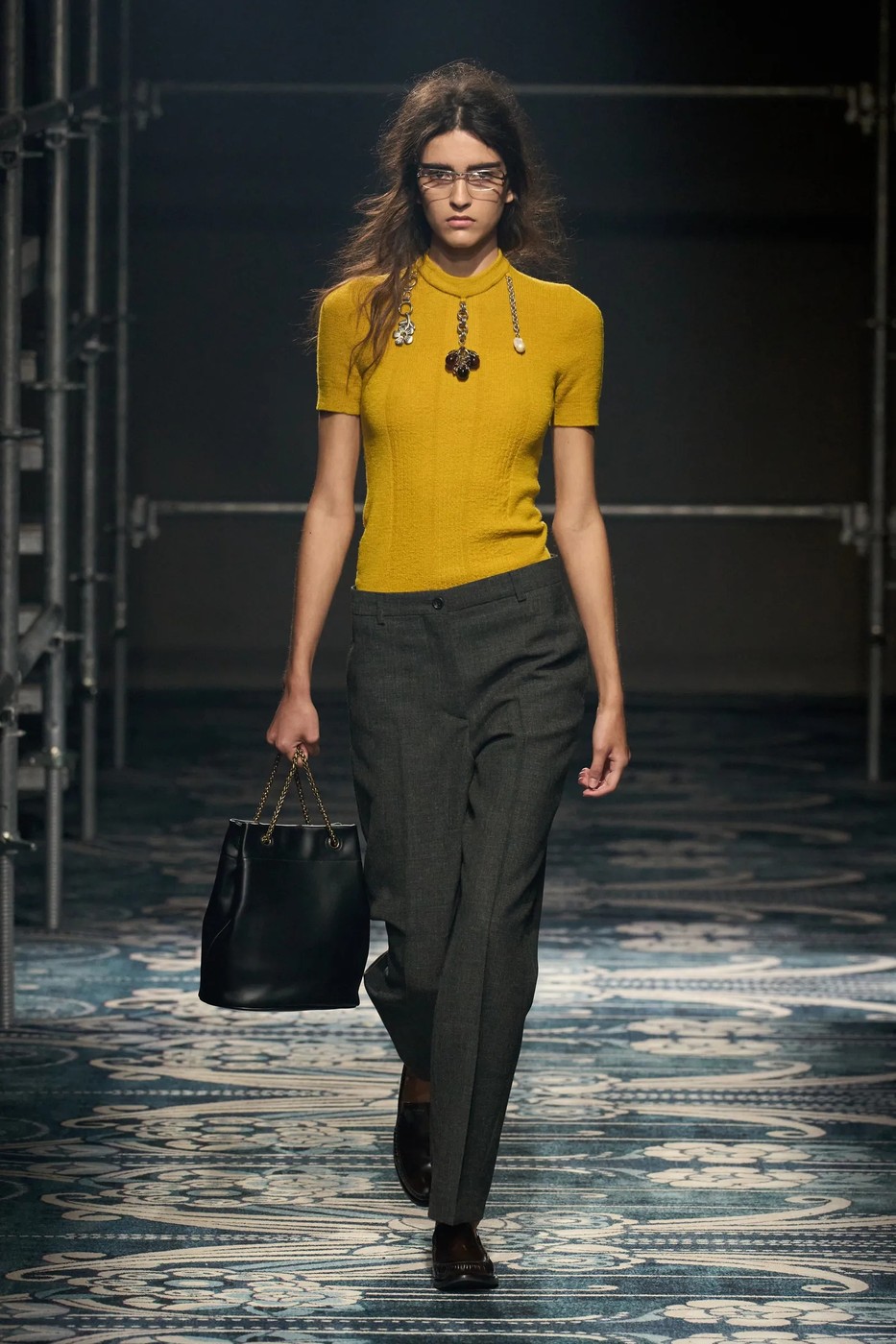 Modell a kifutón mustárszínű ruhában