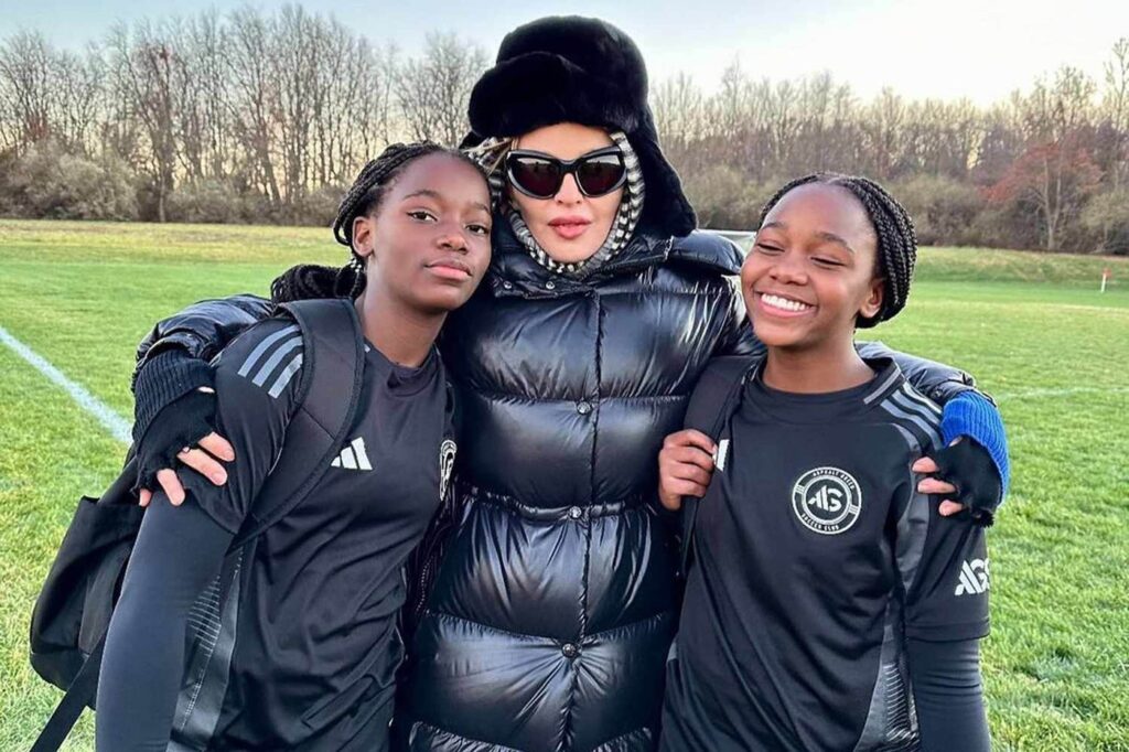 Madonna és ikerlányai