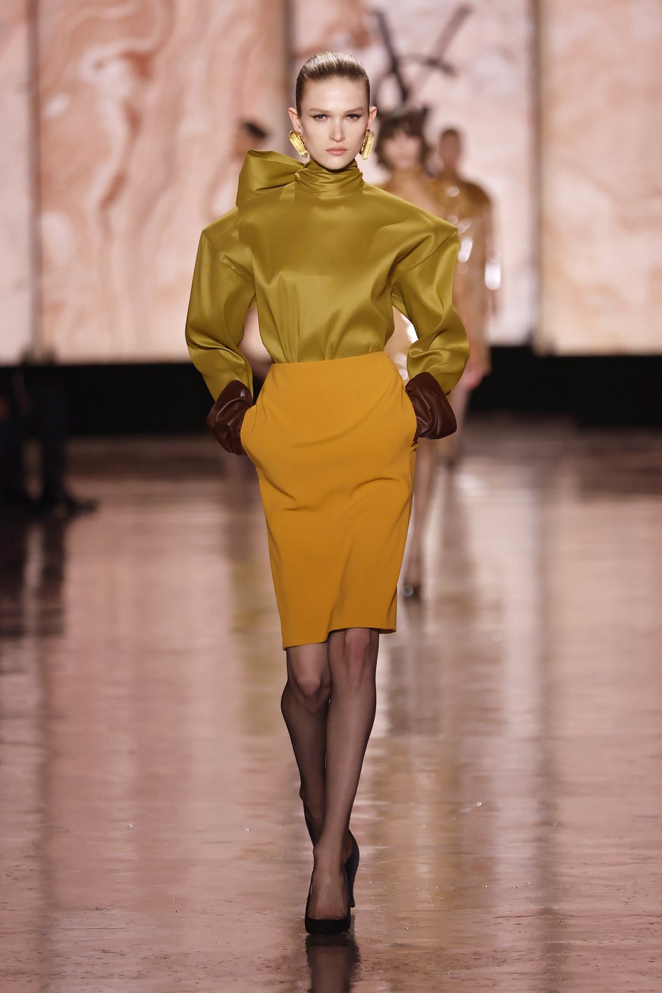 Modell a kifutón mustárszínű ruhában