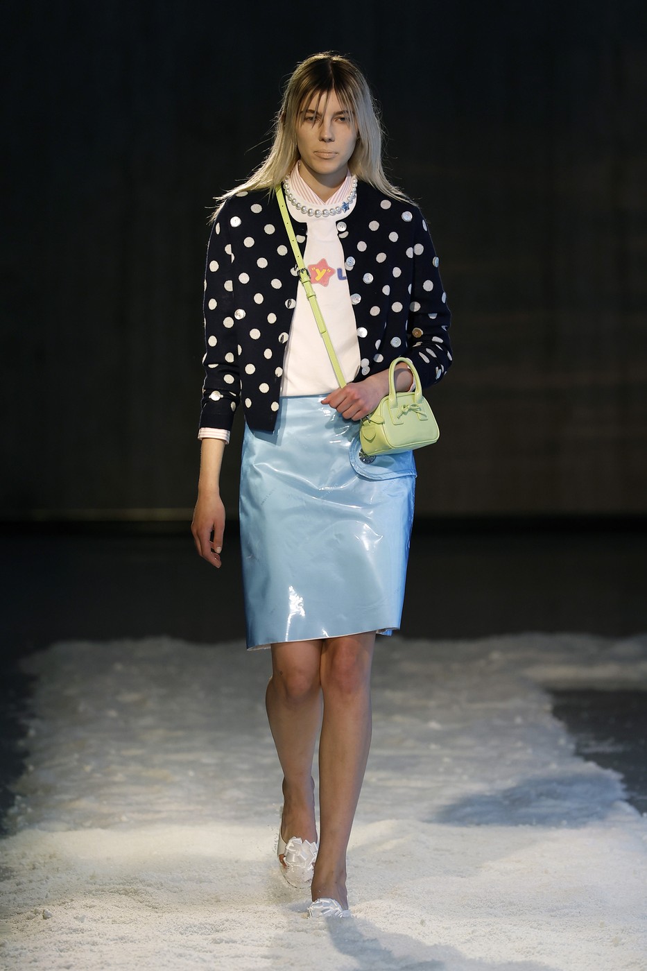 Modell a kifutón kék ruhában