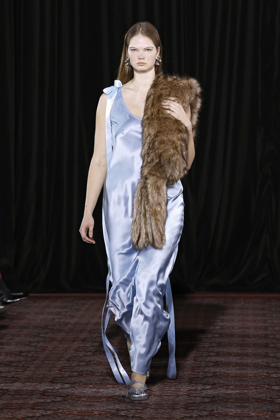 Modell a kifutón kék ruhában