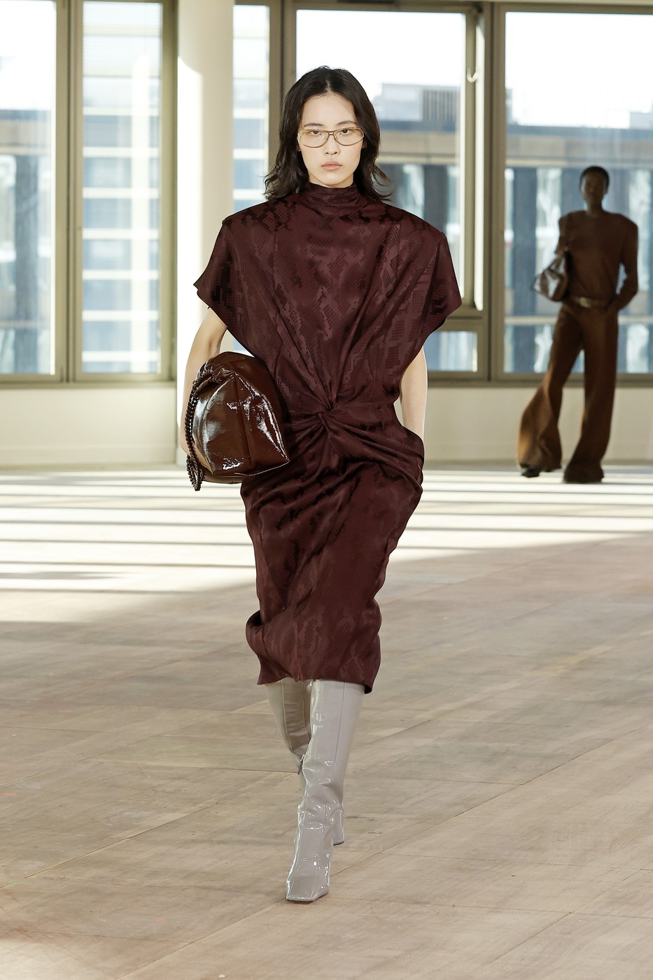 Modell a kifutón barna ruhában