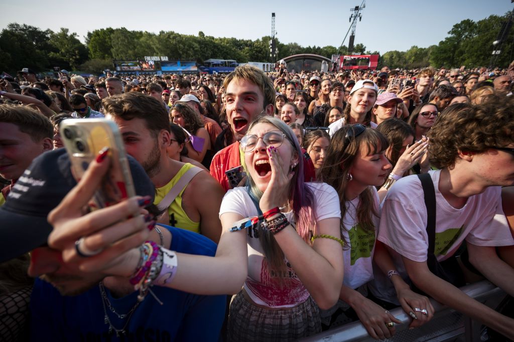 Táncoló fiatalok a Sziget fesztiválon 2025-ben