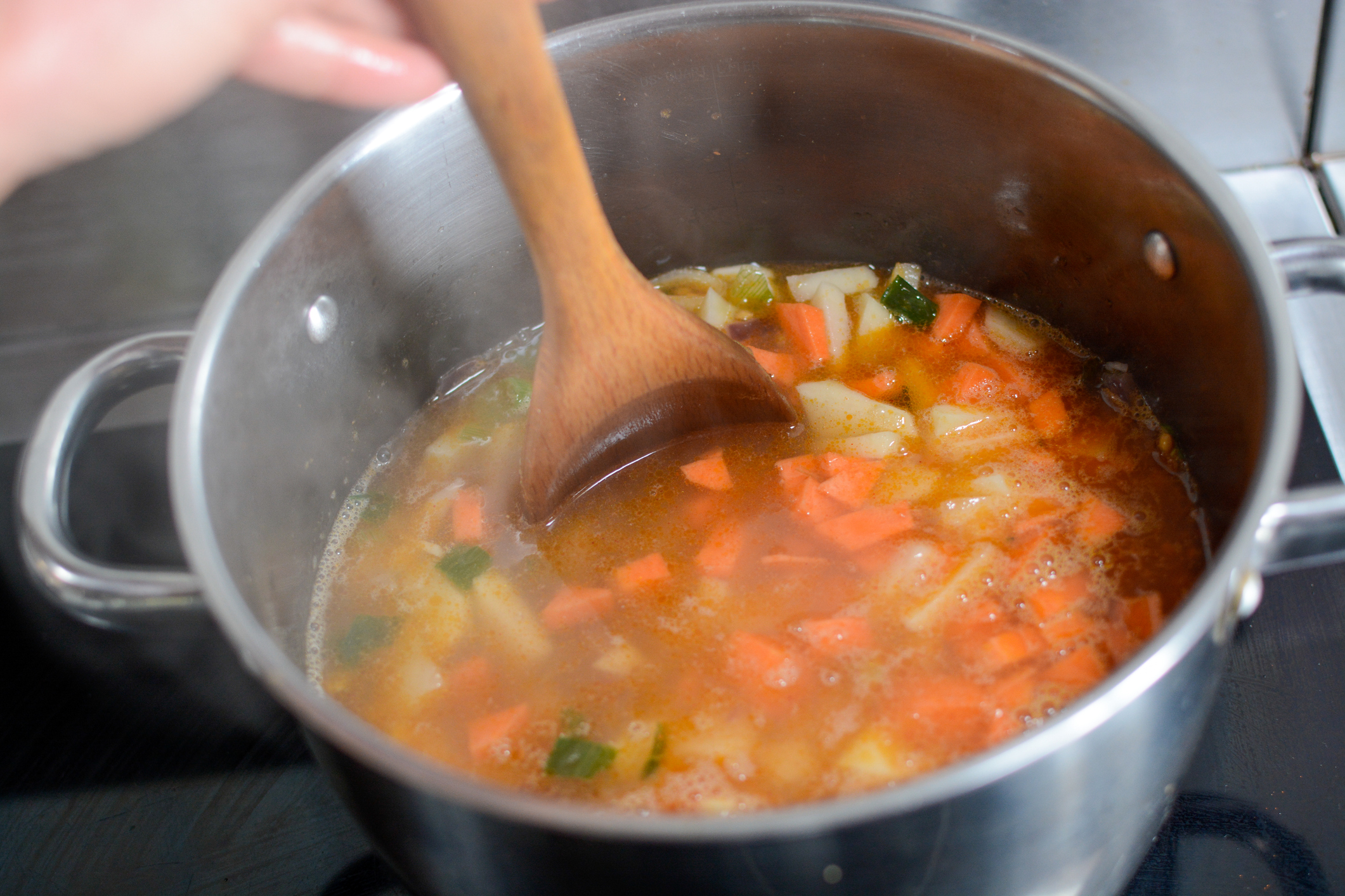 zöldségleves fazékban