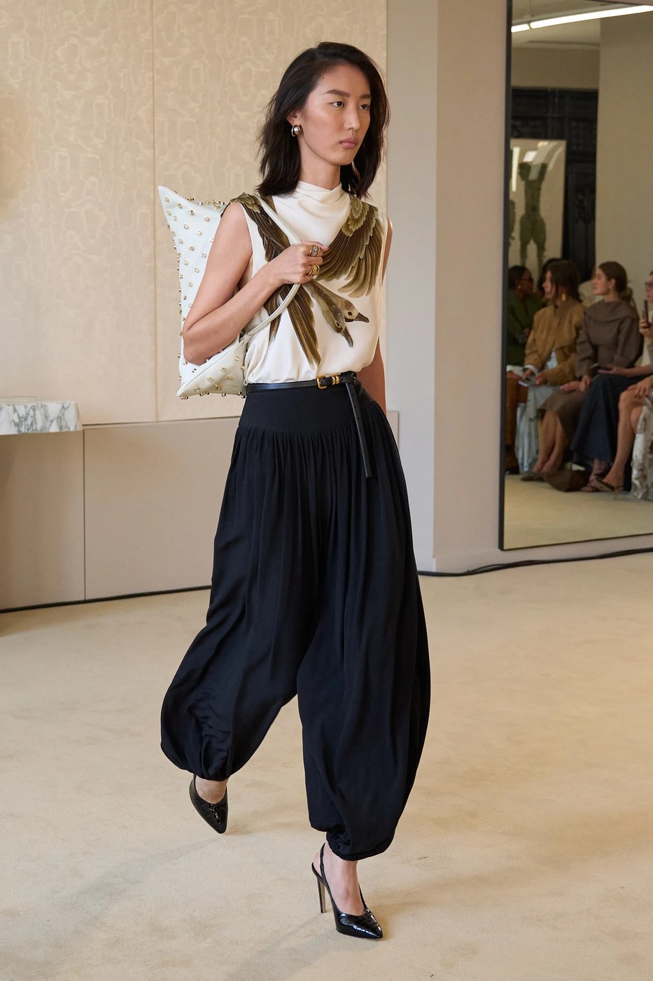 Altuzarra 2026 tavaszi-nyári divatbemutató egyik modellje