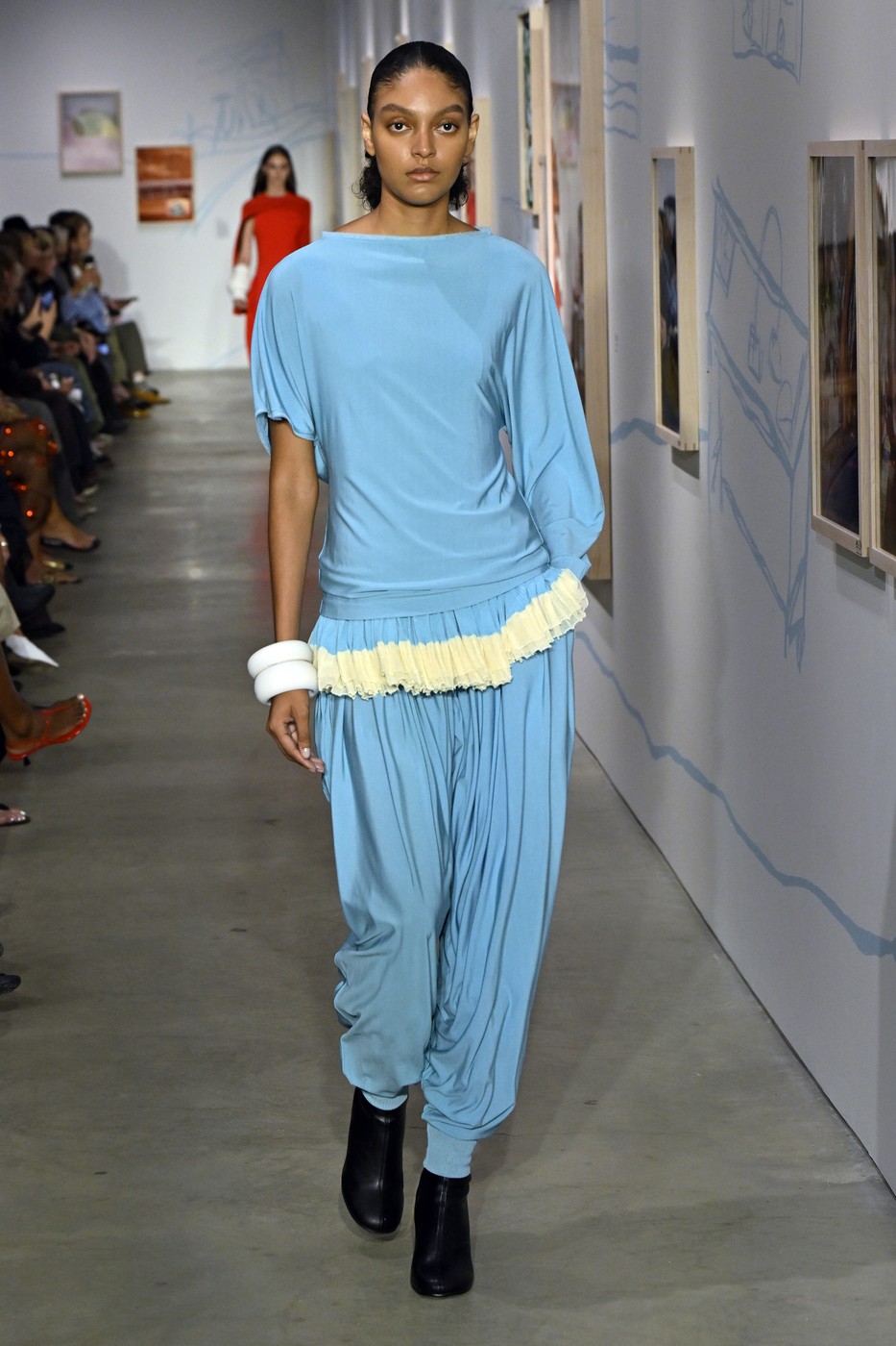 Ashlyn 2026 tavaszi-nyári divatbemutató egyik modellje