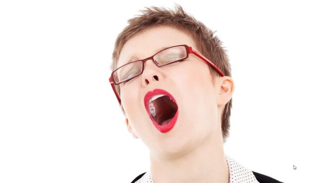 Belehalt kis híján az ásításába egy nő