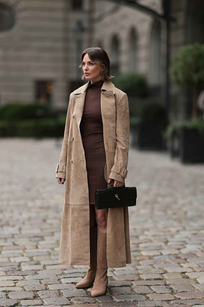 Barna-bézs szettet viselő nő az utcán