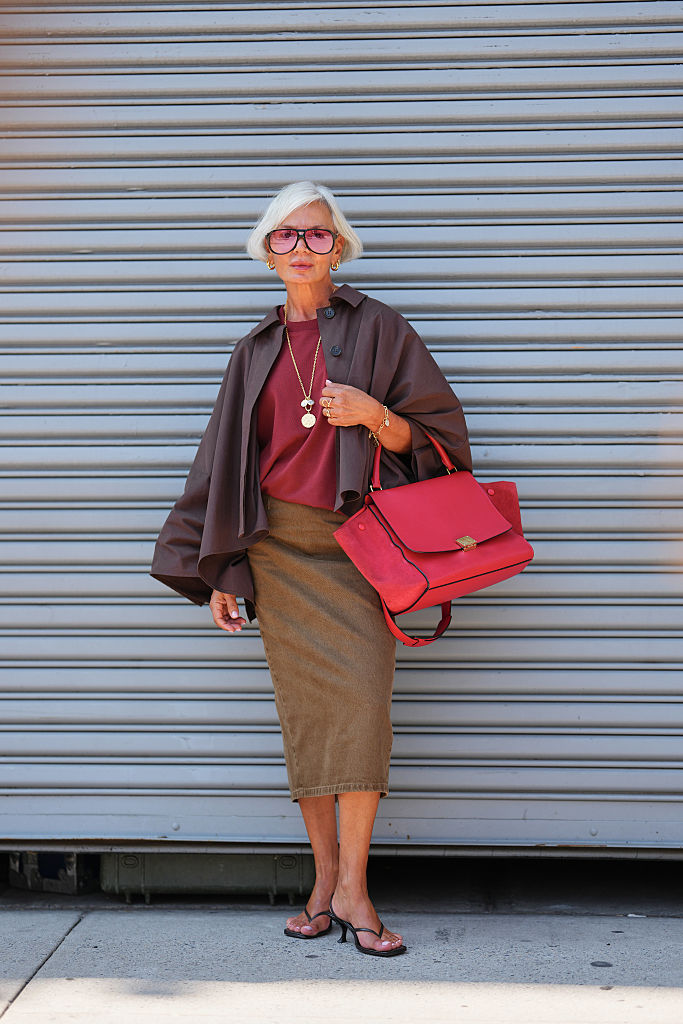 Barna-bordó szettet viselő nő az utcán