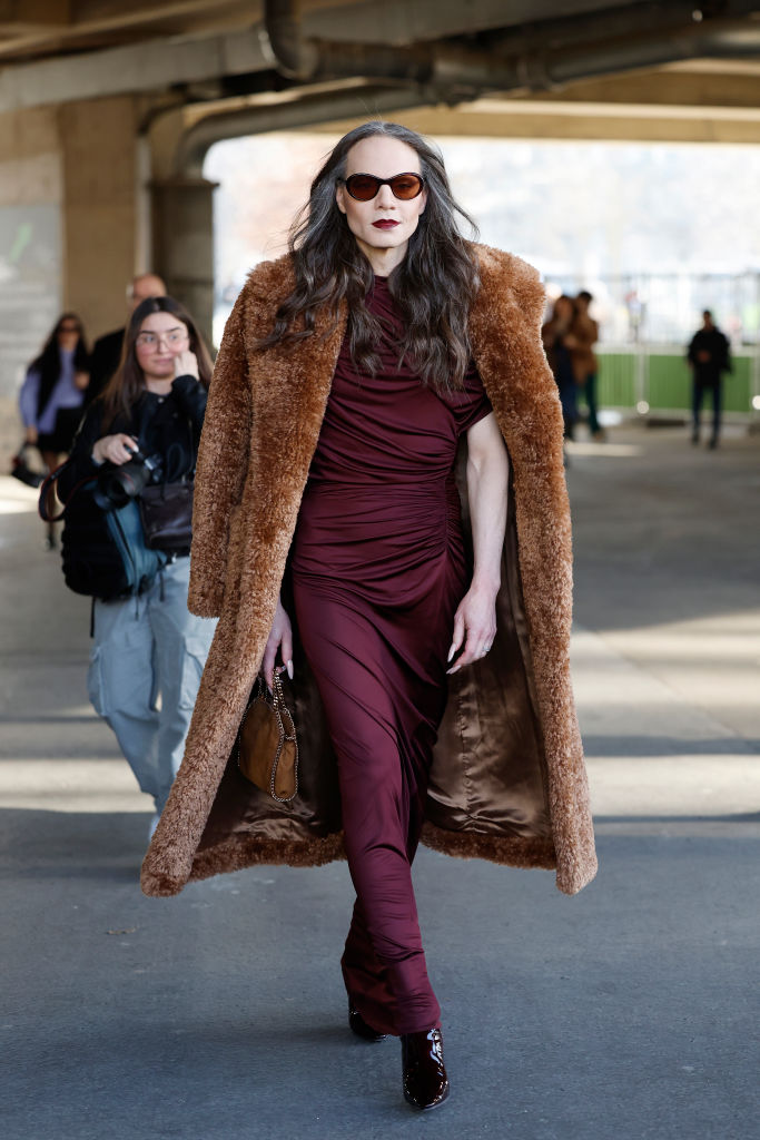 Barna-burgundi szettet viselő nő az utcán