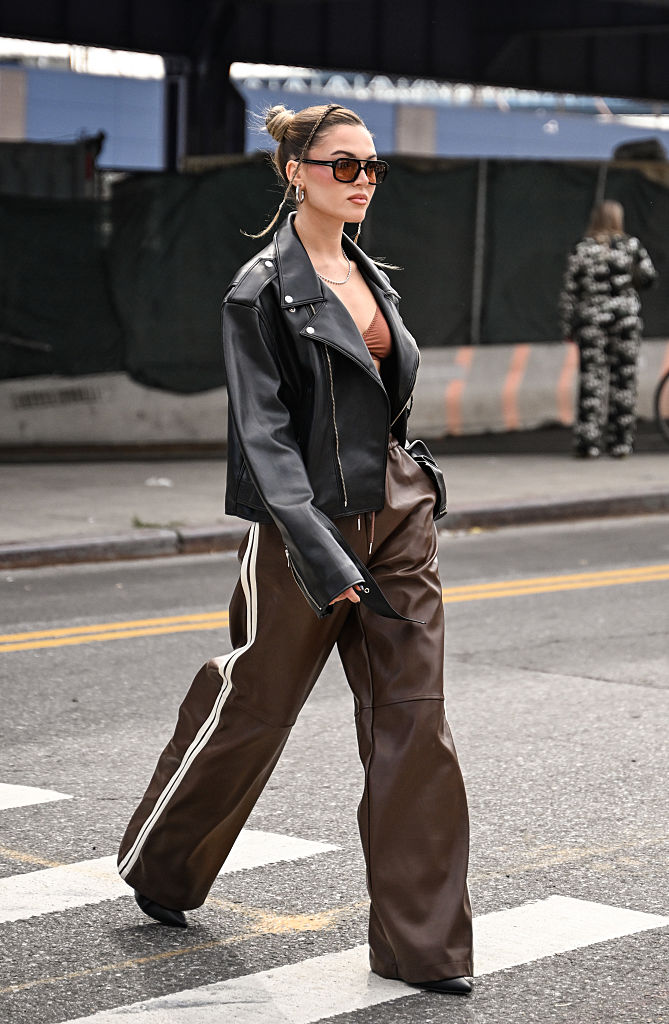 Barna-fekete szettet viselő nő az utcán