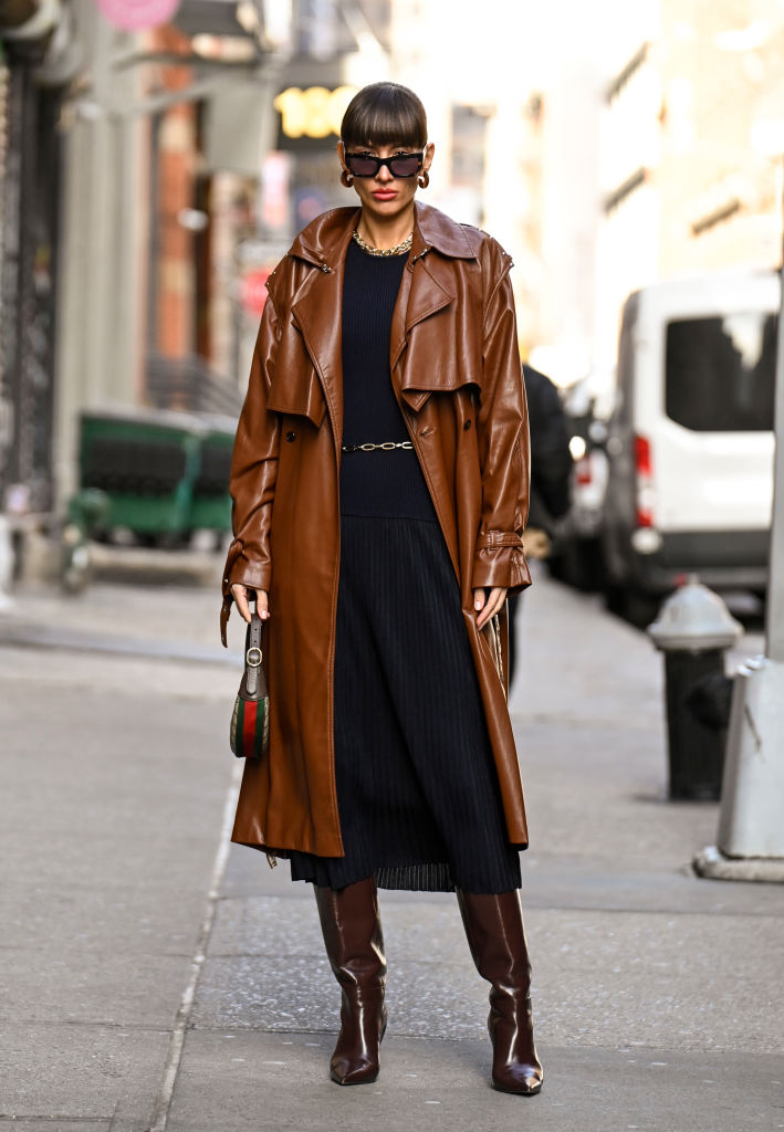 Barna-fekete szettet viselő nő az utcán