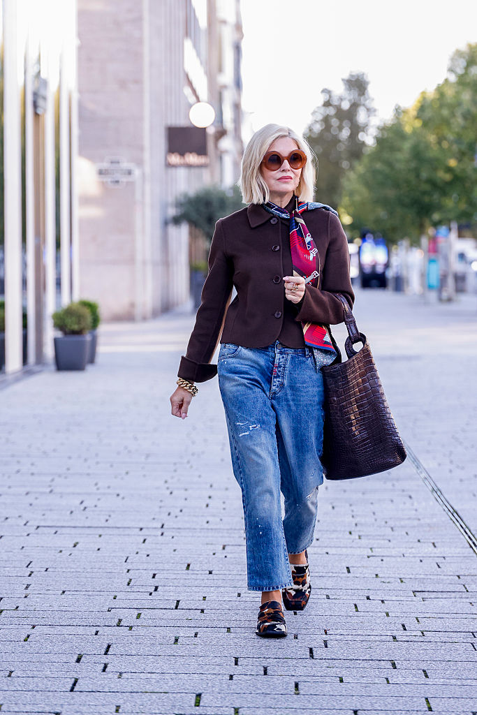 Barna-kék kombinációt viselő nő az utcán