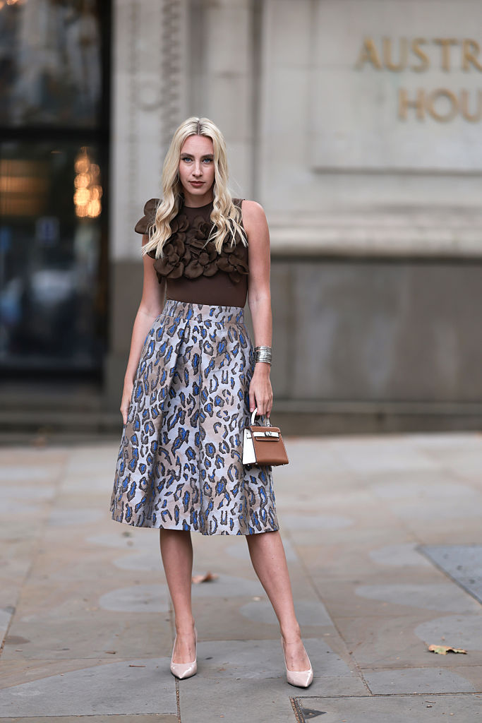 Barna-leopárd szettet viselő nő az utcán