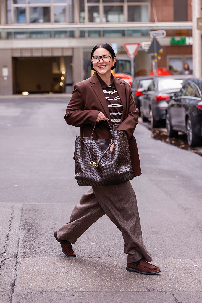 Barna monokróm szettet viselő nő az utcán