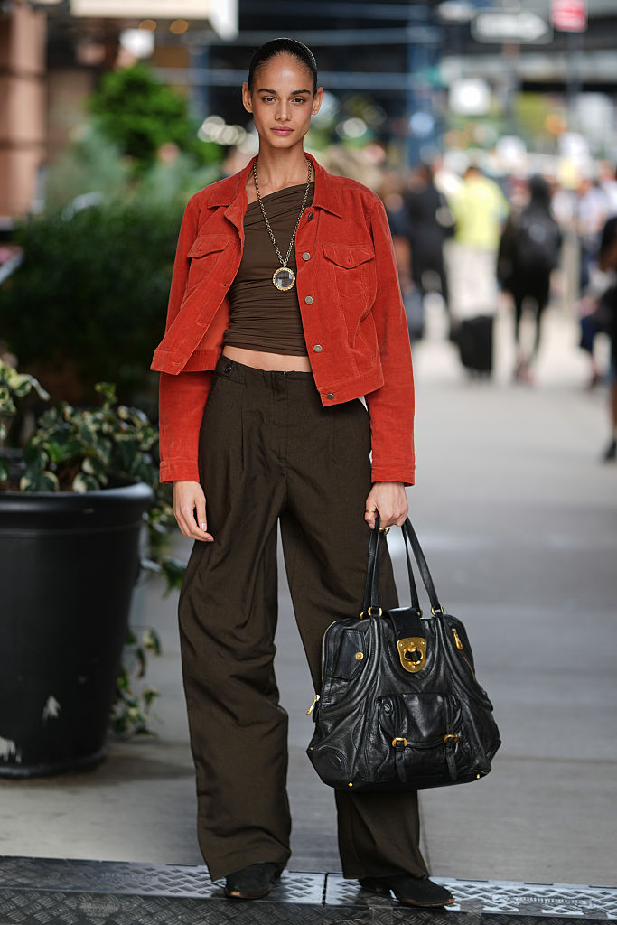 Barna-narancs szettet viselő nő az utcán