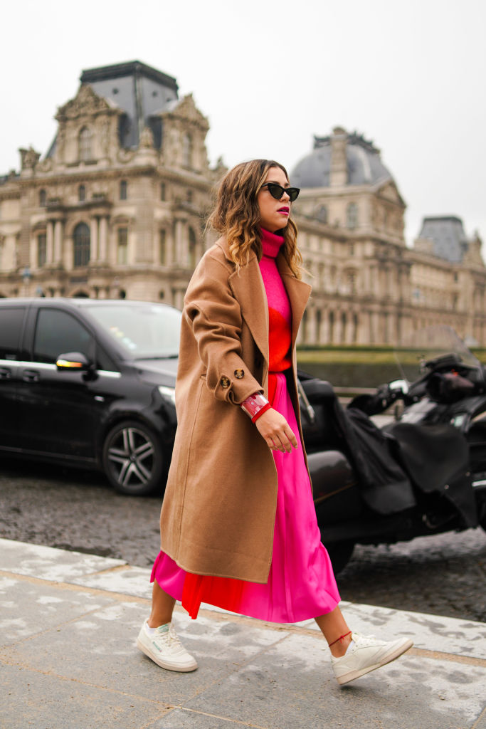 Barna-rózsaszín szettet viselő nő az utcán