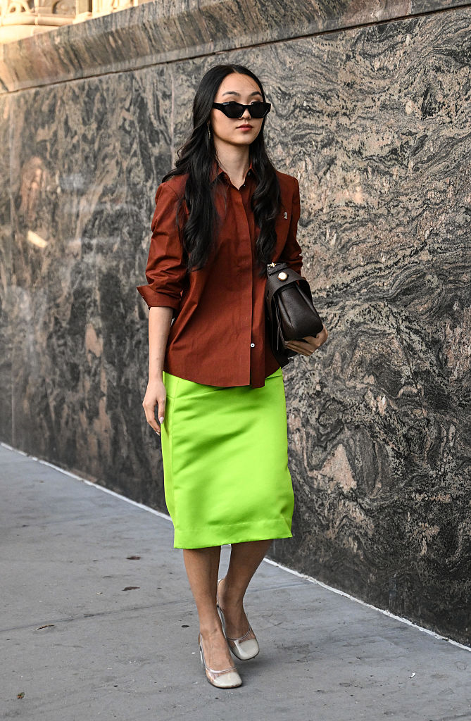 Barna-zöld szettet viselő nő az utcán