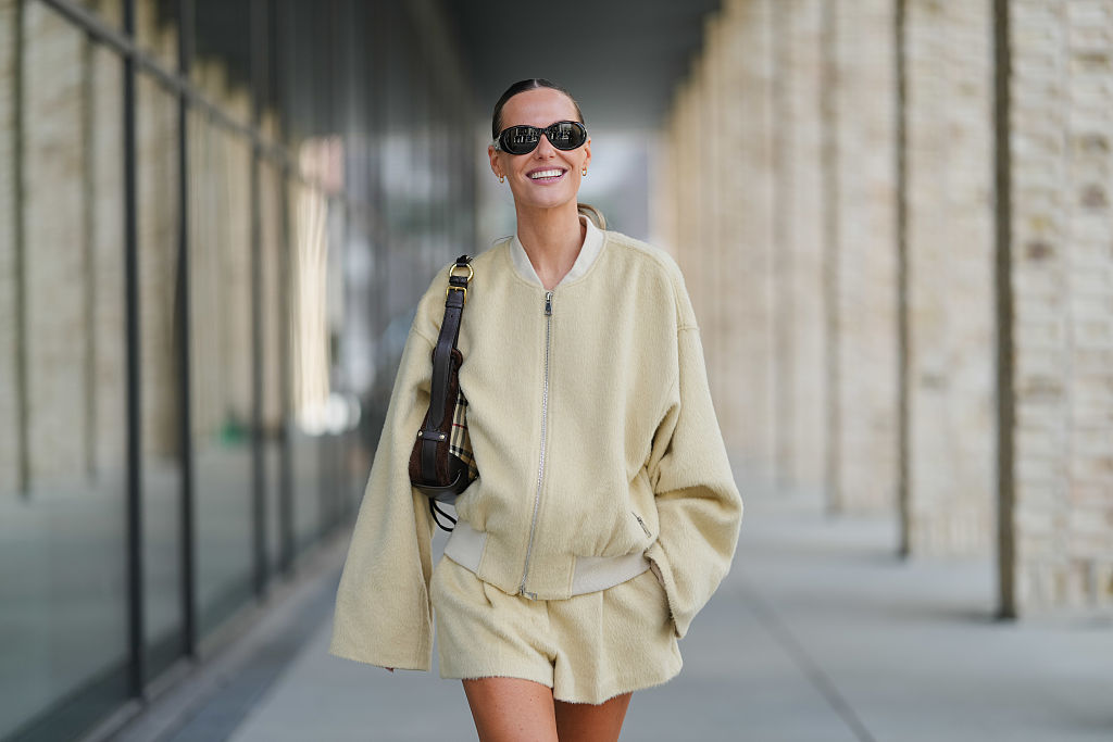 Bomber dzsekiben egy modell