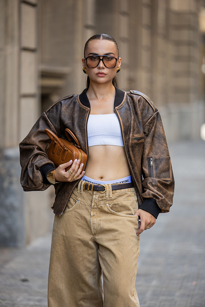 Bomber dzsekiben egy modell