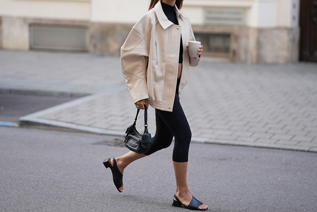 Bomber dzsekiben egy modell