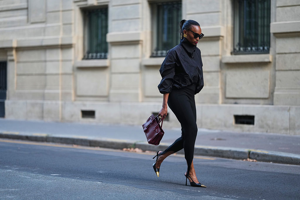 Bomber dzsekiben egy modell