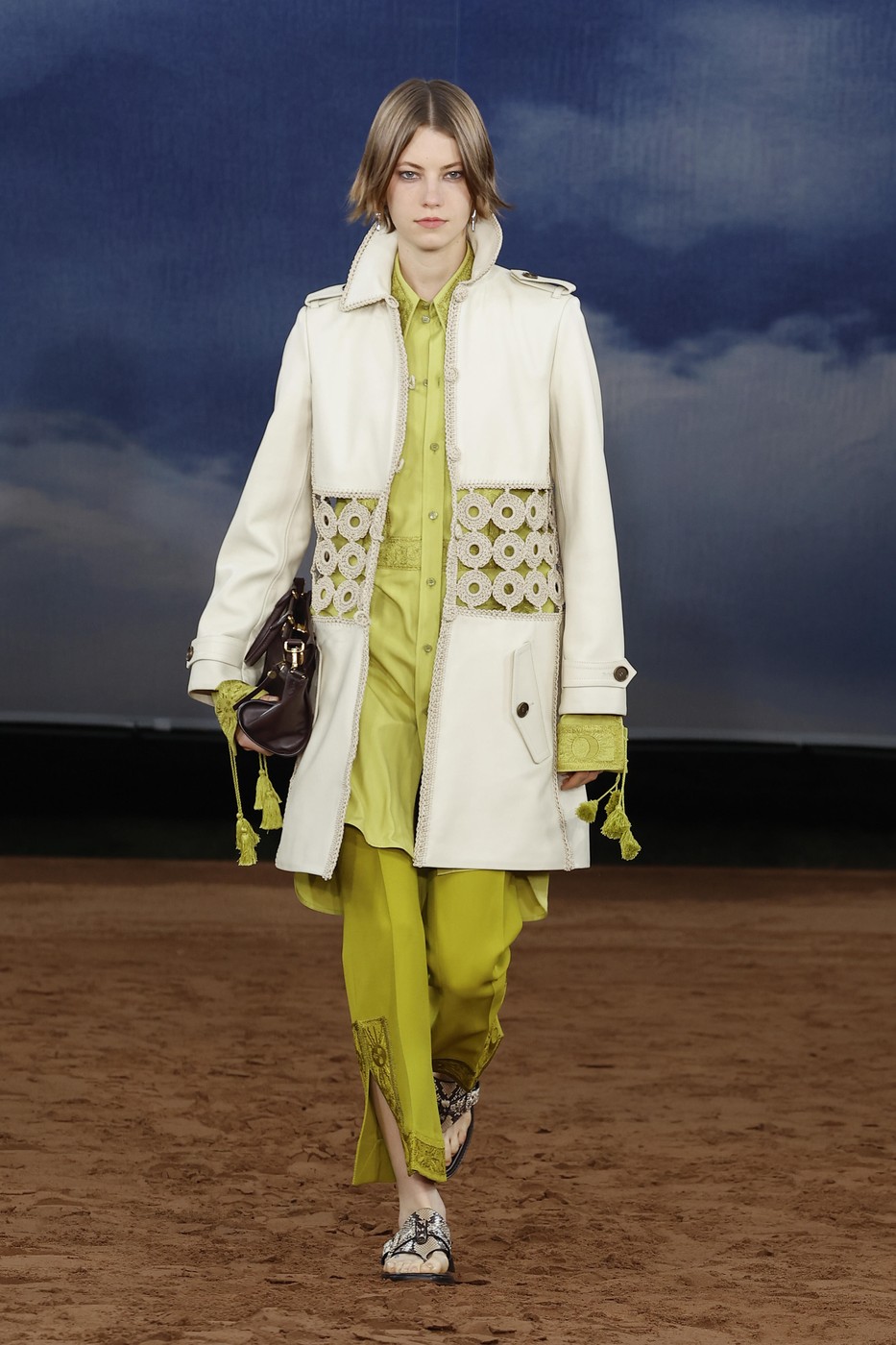 Burberry 2026 tavaszi-nyári divatbemutató egyik modellje