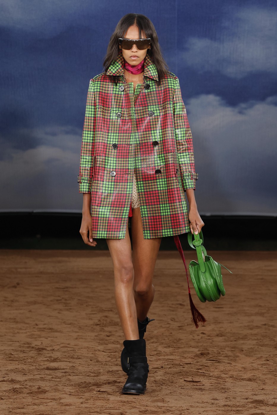 Burberry 2026 tavaszi-nyári divatbemutató egyik modellje