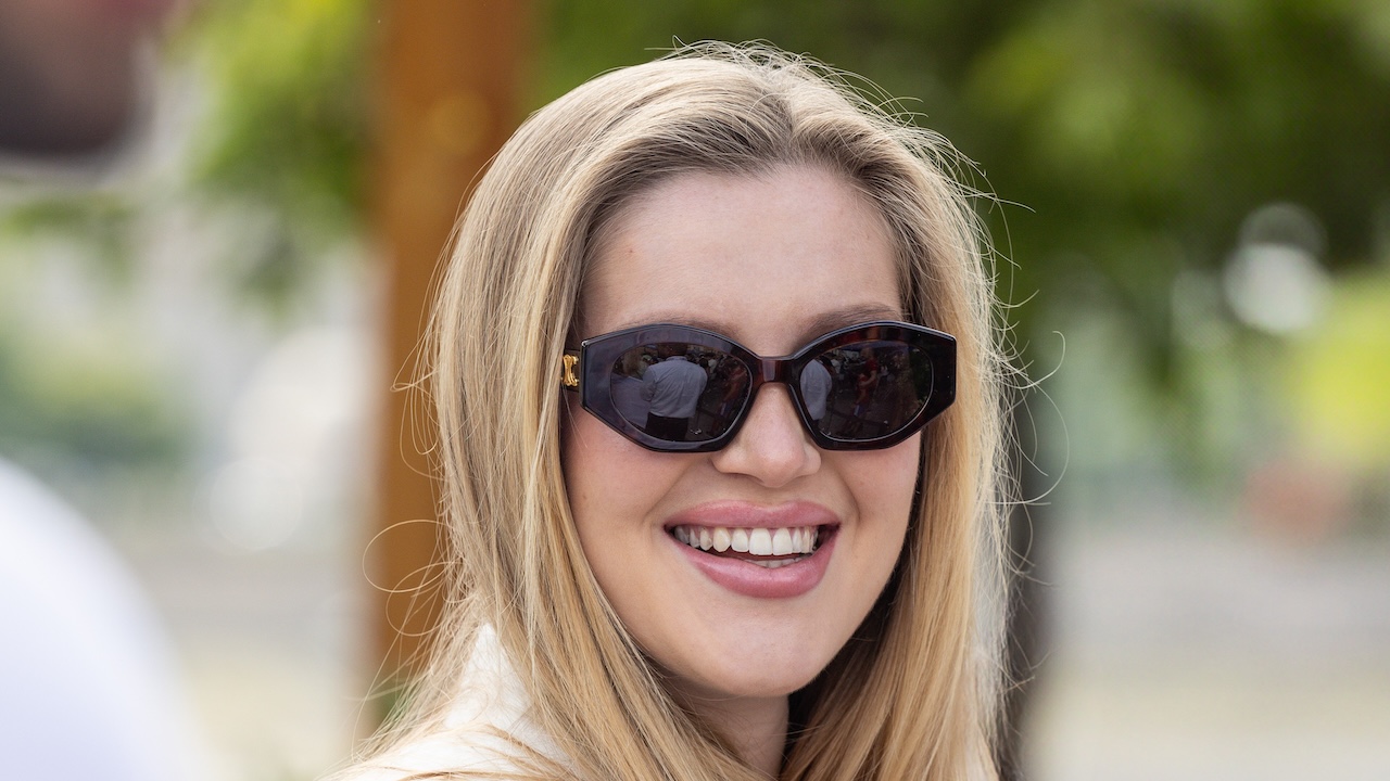 Buzsik Borka napszemüvegben, közelről