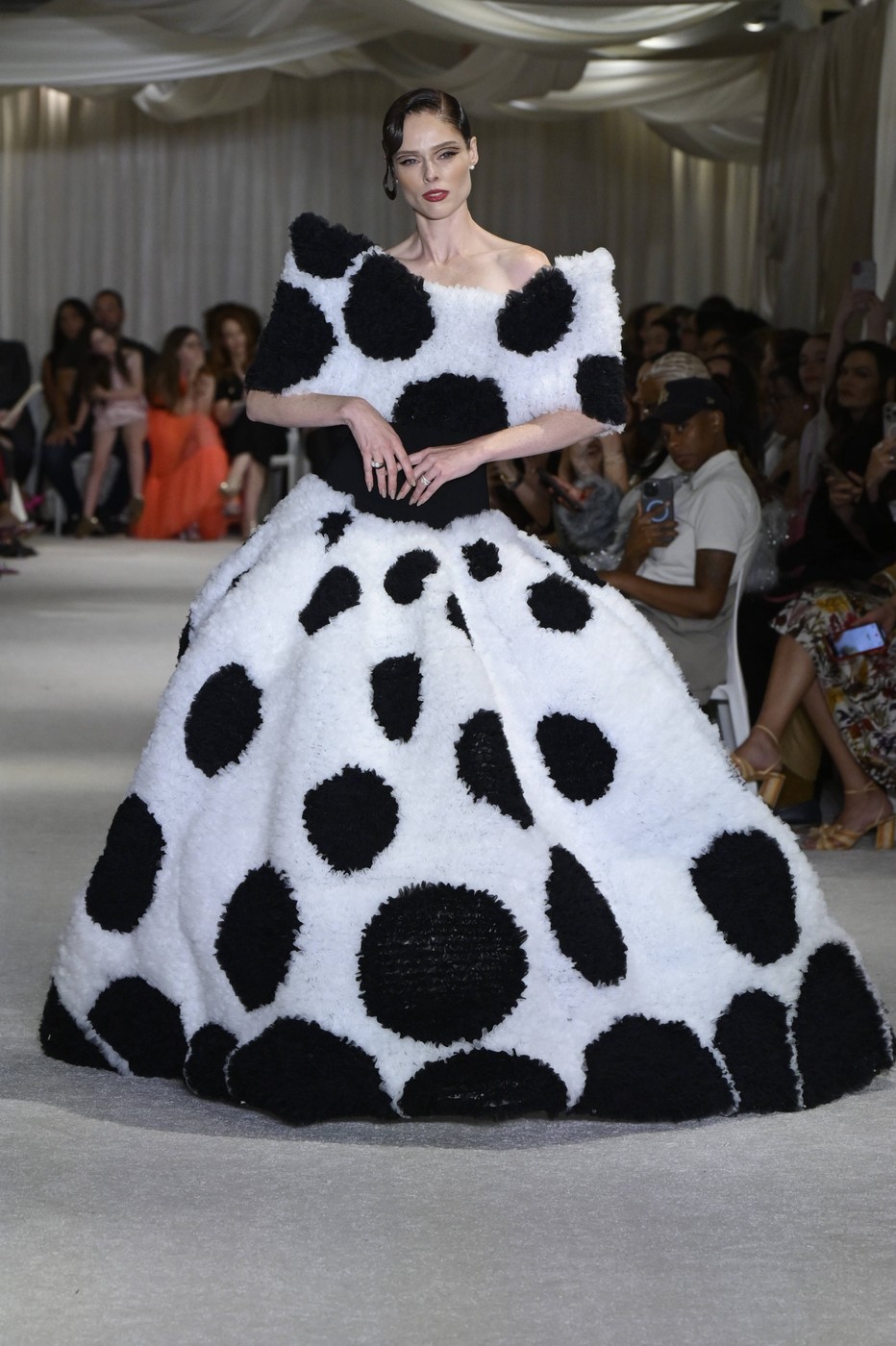 Christian Siriano 2026 tavaszi-nyári divatbemutató egyik modellje