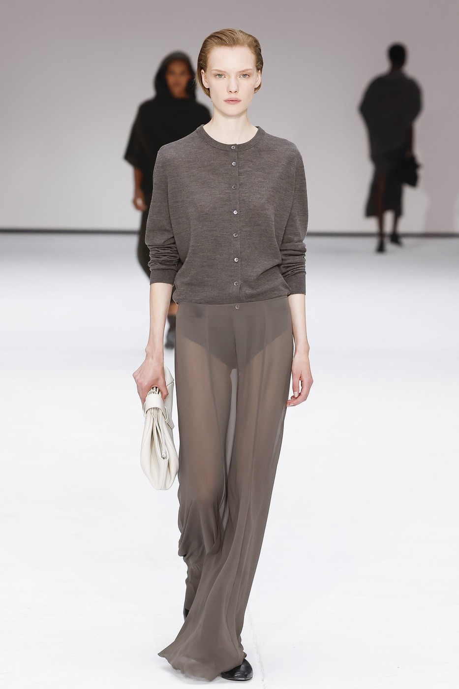 COS 2026 tavaszi-nyári divatbemutató egyik modellje